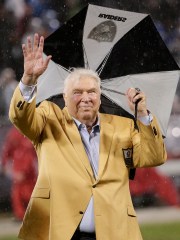 John Madden Former Oakland Raiders coach John Madden waves during a ceremony honoring former punter Ray Guy's induction into the Pro Football Hall of Fame, during halftime of an NFL game between the Raiders and the Kansas City Chiefs in Oakland, Calif
Chiefs Raiders Football, Oakland, USA