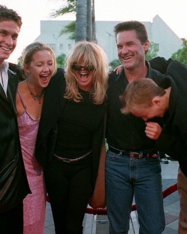 HAWN RUSSELL HUDSON Actress Goldie Hawn, third from left, and actor Kurt Russell laugh with, from left to right, Hawn's children Oliver Hudson, Kate Hudson, and Boston Russell, before attending the premeire of Russell's new motion picture "Breakdown," in Los Angeles, Calif PEOPLE HAWN RUSSELL, LOS ANGELES, USA