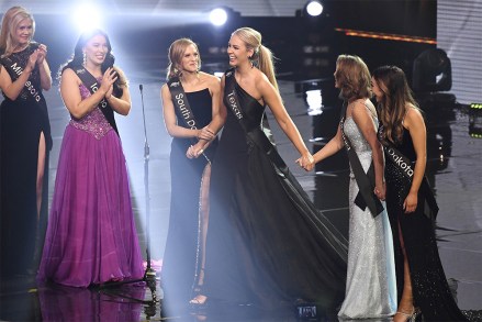 मिस टेक्सास मैलोरी फुलर को मिस अमेरिका प्रतियोगिता में शीर्ष 10 फाइनलिस्ट के रूप में अनसविले, कॉनमिस अमेरिका, अनसविले, संयुक्त राज्य अमेरिका में मोहेगन सन में घोषित किया गया है - 16 दिसंबर 2021