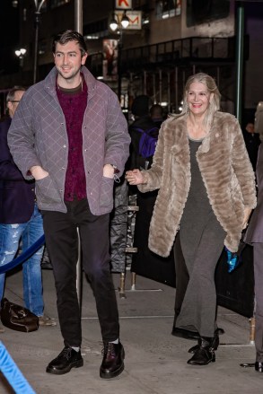 New York, NY  - *EXCLUSIVE*  - Nicholas Braun enjoys a mother son date night at the Knicks vs Bulls game at Madison Square GardenPictured: Nicholas BraunBACKGRID USA 2 DECEMBER 2021 BYLINE MUST READ: @TheHapaBlonde / BACKGRIDUSA: +1 310 798 9111 / usasales@backgrid.comUK: +44 208 344 2007 / uksales@backgrid.com*UK Clients - Pictures Containing ChildrenPlease Pixelate Face Prior To Publication*