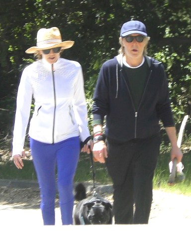 Los Angeles, CA  - *EXCLUSIVE* Paul McCartney and wife Nancy Shevell go for a hike in Los Angeles, CA.Pictured: Paul McCartney, Nancy ShevellBACKGRID USA 21 APRIL 2022 USA: +1 310 798 9111 / usasales@backgrid.comUK: +44 208 344 2007 / uksales@backgrid.com*UK Clients - Pictures Containing ChildrenPlease Pixelate Face Prior To Publication*