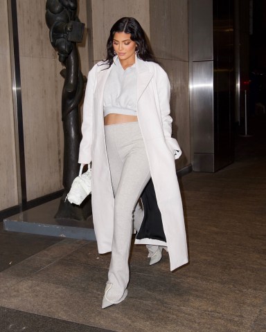 Kylie Jenner Steps Out for Dinner at Nobu in Grey Cropped Ensemble With Her Baby Bump on Full Display
Kylie Jenner Steps Out for Dinner at Nobu in Grey Cropped Ensemble With Her Baby Bump on Full Display, New York, USA - 11 Sep 2021
