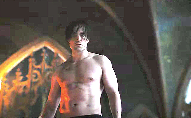 Robert Pattinson Goes Shirtless New ‘the Batman Trailer Watch Hollywood Life 