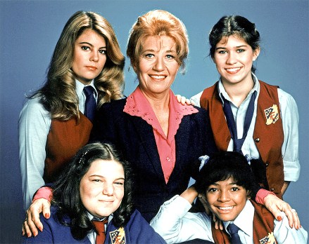 THE FACTS OF LIFE, (from left): Lisa Whelchel, Mindy Cohn, Charlotte Rae, Kim Fields, Nancy McKeon, 1979-88. © Embassy Pictures / Courtesy: Everett Collection