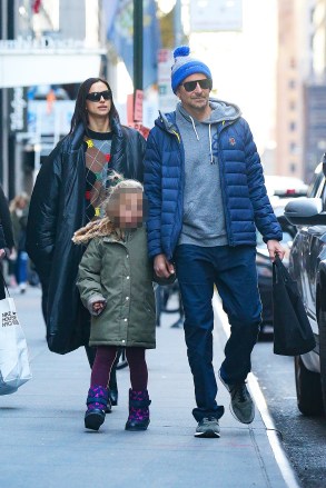 New York City, NY - *EXCLUSIVE* - Bradley Cooper, Irina Shayk, and their daughter Lea visit the Rockefeller Center Christmas Tree in New York City.  Photo: Bradley Cooper, Irina Shayk BACKGRID USA 2 DECEMBER 2022 USA: +1 310 798 9111 / usasales@backgrid.com UK: +44 208 344 2007 / uksales@backgrid.com *xela UK Customers - Images With Children Please Publish *