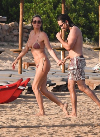 ซาร์ดิเนีย, อิตาลี - นางแบบชั้นนำชาวเยอรมัน Heidi Klum และสามีของเธอ Tom Kaulitz ดาราโรงแรม Tokio Hotel เล่นน้ำทะเลในช่วงวันหยุดที่มีแสงแดดสดใสบนชายหาดของอ่าว Cala Volpe ในซาร์ดิเนีย  ทั้งคู่ใช้ PDA ในช่วงคลื่นความร้อนของยุโรปที่พัดถล่มทวีป  ในภาพ: Heidi Klum - Tom Kaulitz BACKGRID USA 16 กรกฎาคม 2023 BYLINE TO READ: Frezza La Fata - Cobra Team / BACKGRID USA: +1 310 798 9111 / usasales@backgrid.com UK: +44 208 344 2007 / uksales @backgrid .  com *ลูกค้าในสหราชอาณาจักร: ภาพถ่ายที่มีเด็ก;  พิกเซลใบหน้าของคุณก่อนที่จะโพสต์*