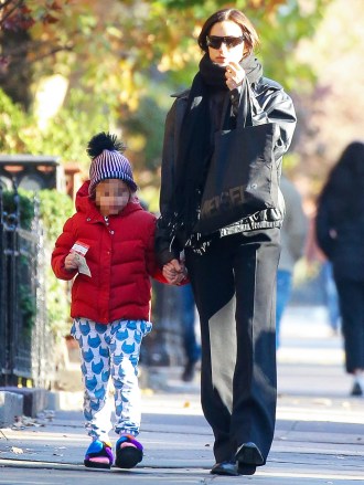 EXCLUSIVE: Irina Shayk and her daughter Lea Cooper are seen taking a stroll in New York City. 23 Nov 2022 Pictured: Irina Shayk. Photo credit: ZapatA/MEGA TheMegaAgency.com +1 888 505 6342 (Mega Agency TagID: MEGA920653_001.jpg) [Photo via Mega Agency]
