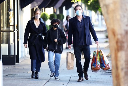 Los Angeles, CA - *EXCLUSIVE* - Jennifer Lopez and boyfriend Ben Affleck go shopping with her daughter Emma at American Rag in Los Angeles on New Year's Eve.  Pictured: Ben Affleck, Jennifer Lopez BACKGRID USA 31 DECEMBER 2021 BYLINE MUST READ: Vasquez / BACKGRID USA: +1 310 798 9111 / usasales@backgrid.com UK: +44 208 344 2007 / uksales@backgrid.com *UK Clients - Pictures Containing Children Please Pixelate Face Prior To Publication*