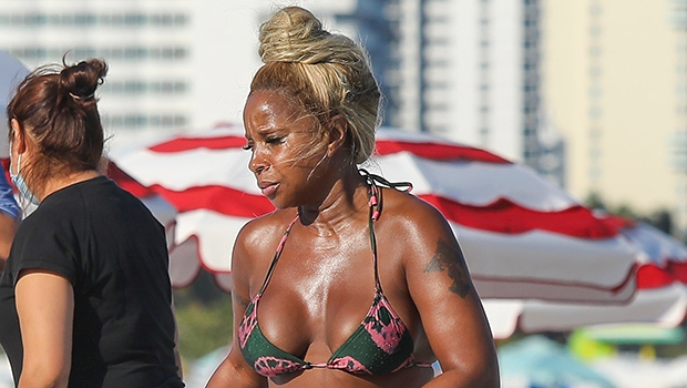 Mary J Blige Rocks A Bikini On A Beach In Miami Photos Hollywood Life