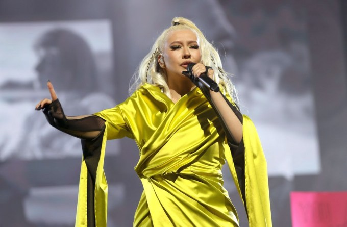 Christina Aguilera serenades audiences