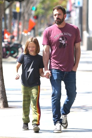Brentwood, CA - *EXCLUSIVE* - Busy dad Ben Affleck spends time with his only son, Samuel, while he runs errands in Brentwood.  Pictured: Samuel Affleck, Ben Affleck BACKGRID USA 1 April 2022 USA: +1 310798 9111 / usasales@backgrid.com UK: +44208344 2007 / uksales@backgrid.com *UK Customers - Images containing children please cut face Before that post *