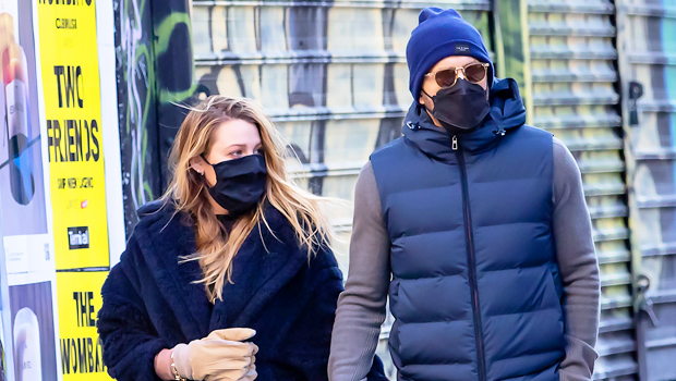 Blake Lively & Ryan Reynolds Holds Hands As They Brave The Frigid Wind In NYC — Photo