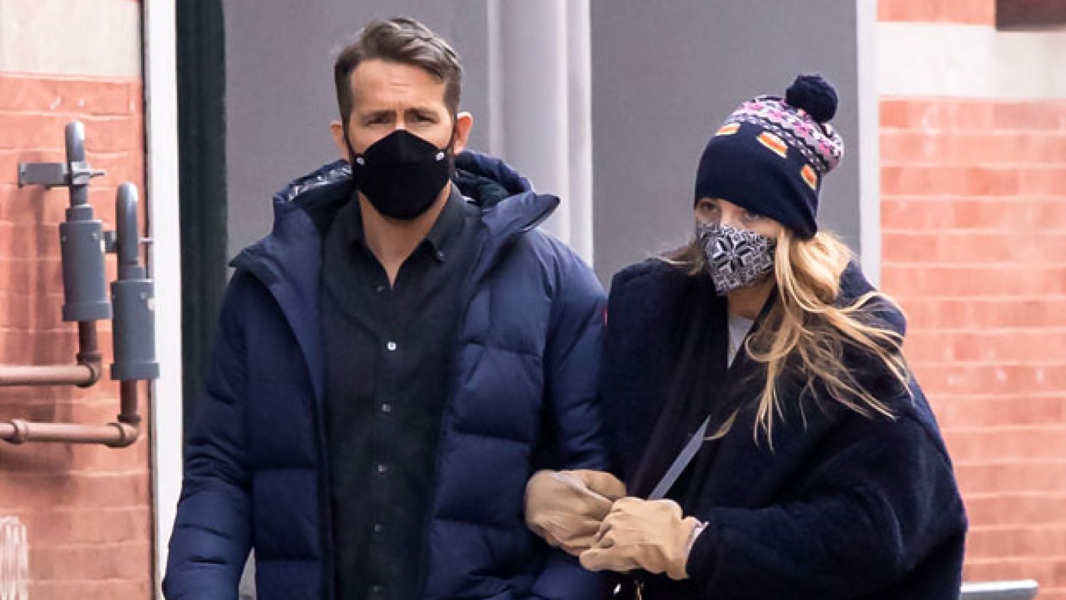 Ryan Reynolds And Blake Lively Twin In Matching Navy Coats In Nyc Hollywood Life 