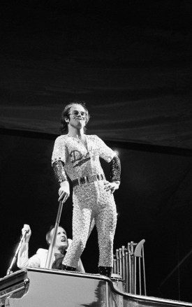 Hanya Penggunaan Editorial / Persetujuan untuk penerbitan buku harus disetujui dengan Fitur Rex sebelum digunakan Kredit Wajib: Foto oleh Andre Csillag/Shutterstock (10196907ax) Sir Elton John Elton John dalam konser di Dodger Stadium, Los Angeles, AS - Oktober 1975