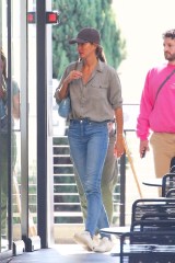 Los Angeles, CA  - *EXCLUSIVE*  - Tom Brady's wife, Gisele Bündchen, is out at Erehwon leaving the grocery store with her hands full! Gisele greets a friend and the two exchange a hug before the model returns to the car.Pictured: Gisele bündchenBACKGRID USA 22 MARCH 2022USA: +1 310 798 9111 / usasales@backgrid.comUK: +44 208 344 2007 / uksales@backgrid.com*UK Clients - Pictures Containing Children
Please Pixelate Face Prior To Publication*