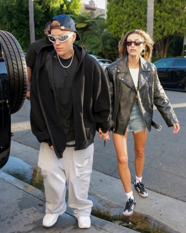 Beverly Hills, CA  - Justin Bieber escorts his wife Hailey Bieber as they arrive at a Churchome church service in Beverly Hills on Wedensday.  Pictured: Justin Bieber, Hailey Bieber  BACKGRID USA 30 JUNE 2022   USA: +1 310 798 9111 / usasales@backgrid.com  UK: +44 208 344 2007 / uksales@backgrid.com  *UK Clients - Pictures Containing Children Please Pixelate Face Prior To Publication*