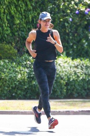 Santa Monica, CA - *EXCLUSIVE* - Jennifer Garner is all smiles as she heads out for a morning run with her friends in Santa Monica.  Pictured: Jennifer Garner BACKGRID USA JULY 21, 2022 BYLINE MUST READ: Stoianov / BACKGRID USA: +1 310 798 9111 / usasales@backgrid.com UK: +44 208 344 2007 / uksales@backgrid.com *UK Customers - Images containing children please Face pixelated before posting*