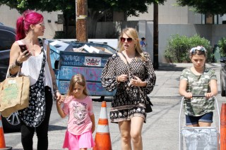 Studio City, CA  - Jodie Sweetin take her daughters to the Farmer's Market on Sunday with friends. The "Fuller House" star browses the local goods on a warm Summer day.

Pictured: Jodie Sweetin

BACKGRID USA 13 AUGUST 2017 

BYLINE MUST READ: Phamous / BACKGRID

USA: +1 310 798 9111 / usasales@backgrid.com

UK: +44 208 344 2007 / uksales@backgrid.com

*UK Clients - Pictures Containing Children
Please Pixelate Face Prior To Publication*