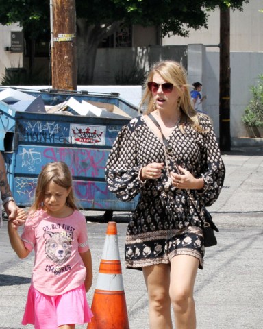 Studio City, CA  - Jodie Sweetin take her daughters to the Farmer's Market on Sunday with friends. The "Fuller House" star browses the local goods on a warm Summer day.Pictured: Jodie SweetinBACKGRID USA 13 AUGUST 2017 BYLINE MUST READ: Phamous / BACKGRIDUSA: +1 310 798 9111 / usasales@backgrid.comUK: +44 208 344 2007 / uksales@backgrid.com*UK Clients - Pictures Containing ChildrenPlease Pixelate Face Prior To Publication*