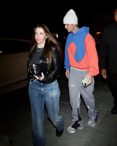 Beverly Hills, CA  - Justin Bieber sags showing his underwear as he and his mother Pattie arrive for a Churchome church service at Saban Theatre in Beverly Hills.Pictured: Justin BieberBACKGRID USA 30 NOVEMBER 2022 USA: +1 310 798 9111 / usasales@backgrid.comUK: +44 208 344 2007 / uksales@backgrid.com*UK Clients - Pictures Containing ChildrenPlease Pixelate Face Prior To Publication*