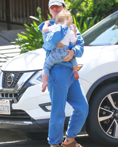 Los Angeles, CA  - *EXCLUSIVE*  - Kate Perry takes Daisy Dove and her mom Mary Perry to enjoy a day at the park in Los Angeles.  The American Idol host was seen cutting a casual figure in blue sweats and a pair of Birkenstocks for the outing.  Pictured: Katy Perry  BACKGRID USA 10 MAY 2022   BYLINE MUST READ: BACKGRID  USA: +1 310 798 9111 / usasales@backgrid.com  UK: +44 208 344 2007 / uksales@backgrid.com  *UK Clients - Pictures Containing Children Please Pixelate Face Prior To Publication*