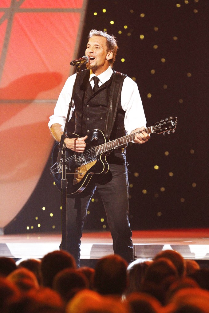 Kenny Loggins Performs the CMA Awards