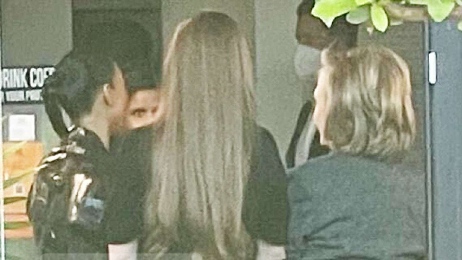 Kim Kardashian Meets With Hillary & Chelsea Clinton For Coffee