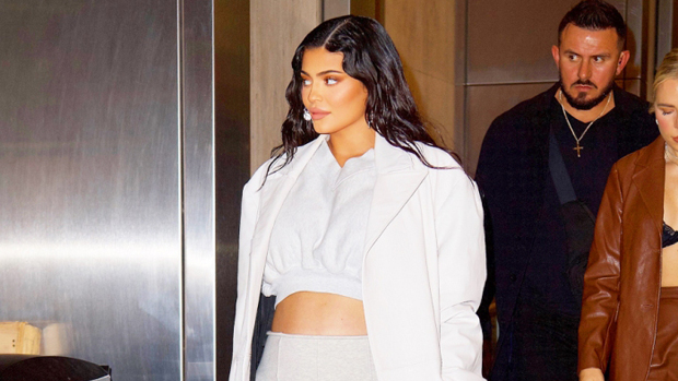 Kylie Jenner Shows Off Bare Baby Bump In Crop Top & Unbuttoned Jeans ...
