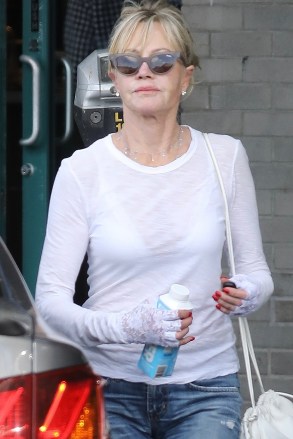 Los Angeles, California - *EXCLUSIVE* - Actress Melanie Griffith and her daughter Stella spend some quality time together in Beverly Hills while out for lunch.  Pictured: Melanie Griffith BACKGRID USA OCTOBER 20, 2022 BYLINE MUST READ: READ / BACKGRID USA: +1 310 798 9111 / usasales@backgrid.com UK: +44 208 344 2007 / UK Children Please include Pictures@backgrid.com.  Pixelate face before publishing*
