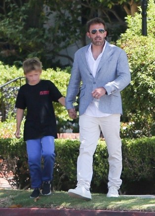 Brentwood, CA  - Ben Affleck looks sharp in white pants and a white shirt paired with a light gray blazer as he is seen running a few errands with his son Samuel in Santa Monica.Pictured: Ben AffleckBACKGRID USA 1 SEPTEMBER 2022 USA: +1 310 798 9111 / usasales@backgrid.comUK: +44 208 344 2007 / uksales@backgrid.com*UK Clients - Pictures Containing ChildrenPlease Pixelate Face Prior To Publication*