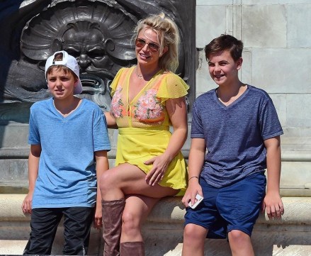 *EXCLUSIVE* ** RIGHTS: ONLY UNITED STATES, BRAZIL, CANADA ** London, UNITED KINGDOM  - American popstar Britney Spears is spotted at Buckingham Palace showing her two boys where the Queen lives and other London tourist attractions on a blistering hot day in London. Britney sports a short yellow summery dress and cowboy boots as they posed for selfies in front of Buckingham Palace. Shot on 08/03/18Pictured: Britney SpearsBACKGRID USA 4 AUGUST 2018 USA: +1 310 798 9111 / usasales@backgrid.comUK: +44 208 344 2007 / uksales@backgrid.com*UK Clients - Pictures Containing ChildrenPlease Pixelate Face Prior To Publication*