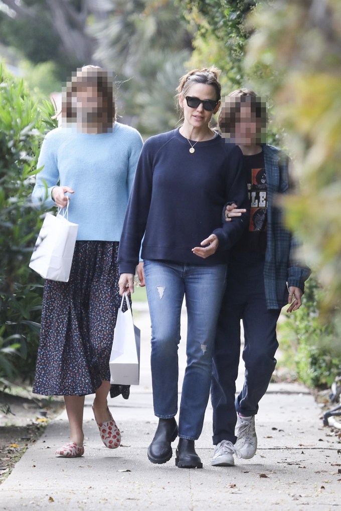 Jennifer Garner Spends A Day Out In Brentwood With Her Daughters Violet and Seraphina