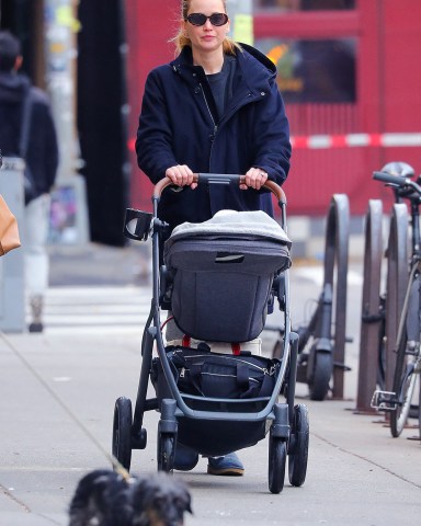 Jennifer Lawrence is seen out and about with her son in New York City **SPECIAL INSTRUCTIONS*** Please pixelate children's faces before publication.***. 29 Nov 2022 Pictured: Jennifer Lawrence. Photo credit: ZapatA/MEGA TheMegaAgency.com +1 888 505 6342 (Mega Agency TagID: MEGA921773_008.jpg) [Photo via Mega Agency]