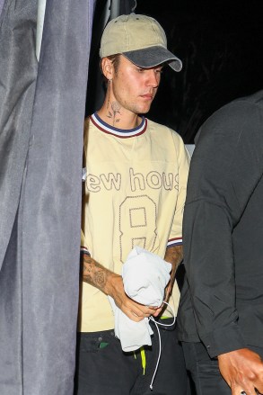 West Hollywood, CA  - *EXCLUSIVE- Justin Bieber looks a bit under the weather as he steps out for a solo dinner at The Nice Guy in West Hollywood, Ca. He kept quiet when asked about Hailey and Selena reconciling their differences over the weekend.Pictured: Justin BieberBACKGRID USA 17 OCTOBER 2022 USA: +1 310 798 9111 / usasales@backgrid.comUK: +44 208 344 2007 / uksales@backgrid.com*UK Clients - Pictures Containing ChildrenPlease Pixelate Face Prior To Publication*