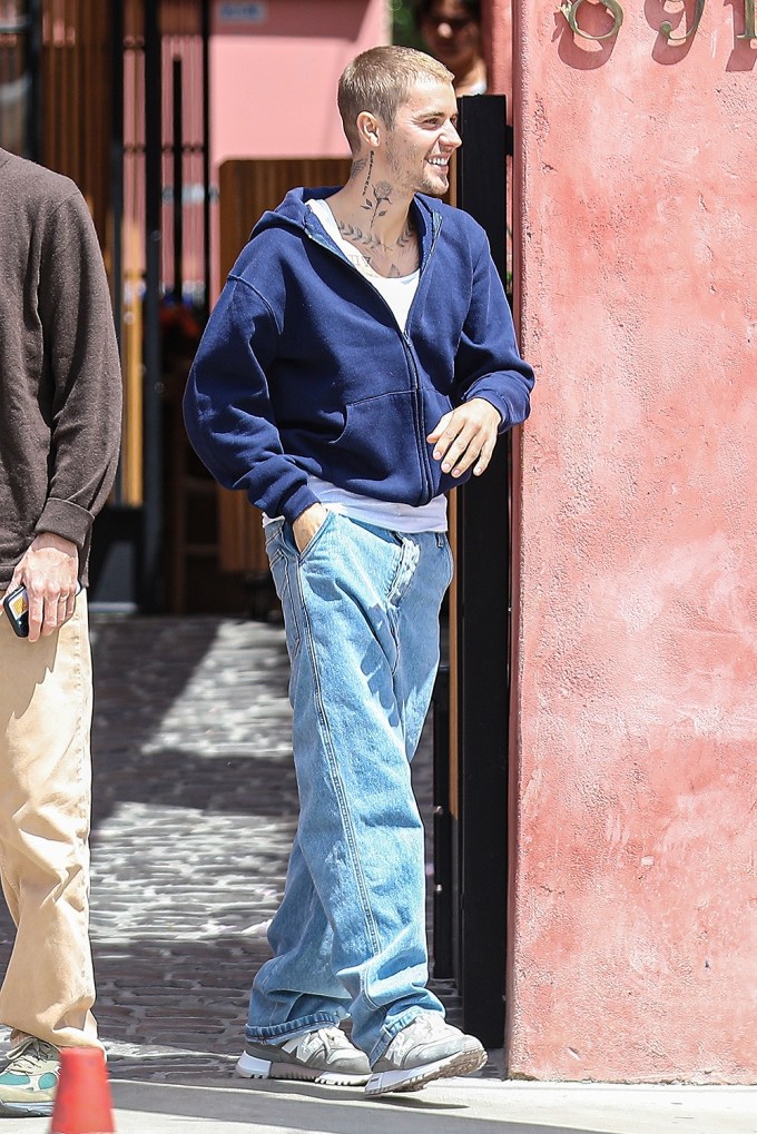 Justin Bieber enjoys brunch with a friend at the Great White