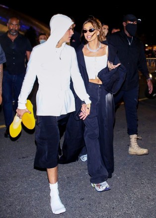 * EXCLUSIVE * Inglewood, California - Justin Bieber walks barefoot with his wife Hailey Bieber, holding his Adidas Yeezy's hand after the Rams victory in Super Bowl LVI at SoFi Stadium in Inglewood, California.  The picture: Justin Bieber, Hailey Bieber BACKGRID USA 13 FEBRUARY 2022 USA: +1 310 798 9111 / usasales@backgrid.com UK: +44 208 344 2007 / uksales@backgrid.com * UK customers - Pictures containing children, please pixelate your face before publishing *