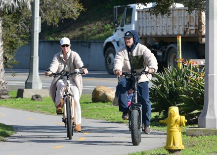 EXCLUSIVE: Katy Perry and Orlando Bloom bike to the zoo with daughter Daisy for a visit with Katy's parents in California. The 38-year-old pop star wore a daisy necklace, and her Australian beau a daisy on his hat as they rode their e-bikes to the zoo. Katy topped her look off with a diamond choker. The A-list couple and their daughter also met up with Katy's dad Keith for bird watching in the park. Daisy, in wellies, found a mud puddle and began to splash, which seemed to both amused and concern Katy. They went for a ride with Keith on the zoo train and Katy's mother Mary met them at the station. The group took a moment for a selfie with the conductor, then checked out the kangaroos, otters, and various other animal exhibits before riding back home. **SPECIAL INSTRUCTIONS*** Please pixelate children's faces before publication.***. 16 Jan 2023 Pictured: Katy Perry Orlando Bloom. Photo credit: NRP/MEGA TheMegaAgency.com +1 888 505 6342 (Mega Agency TagID: MEGA933625_002.jpg) [Photo via Mega Agency]