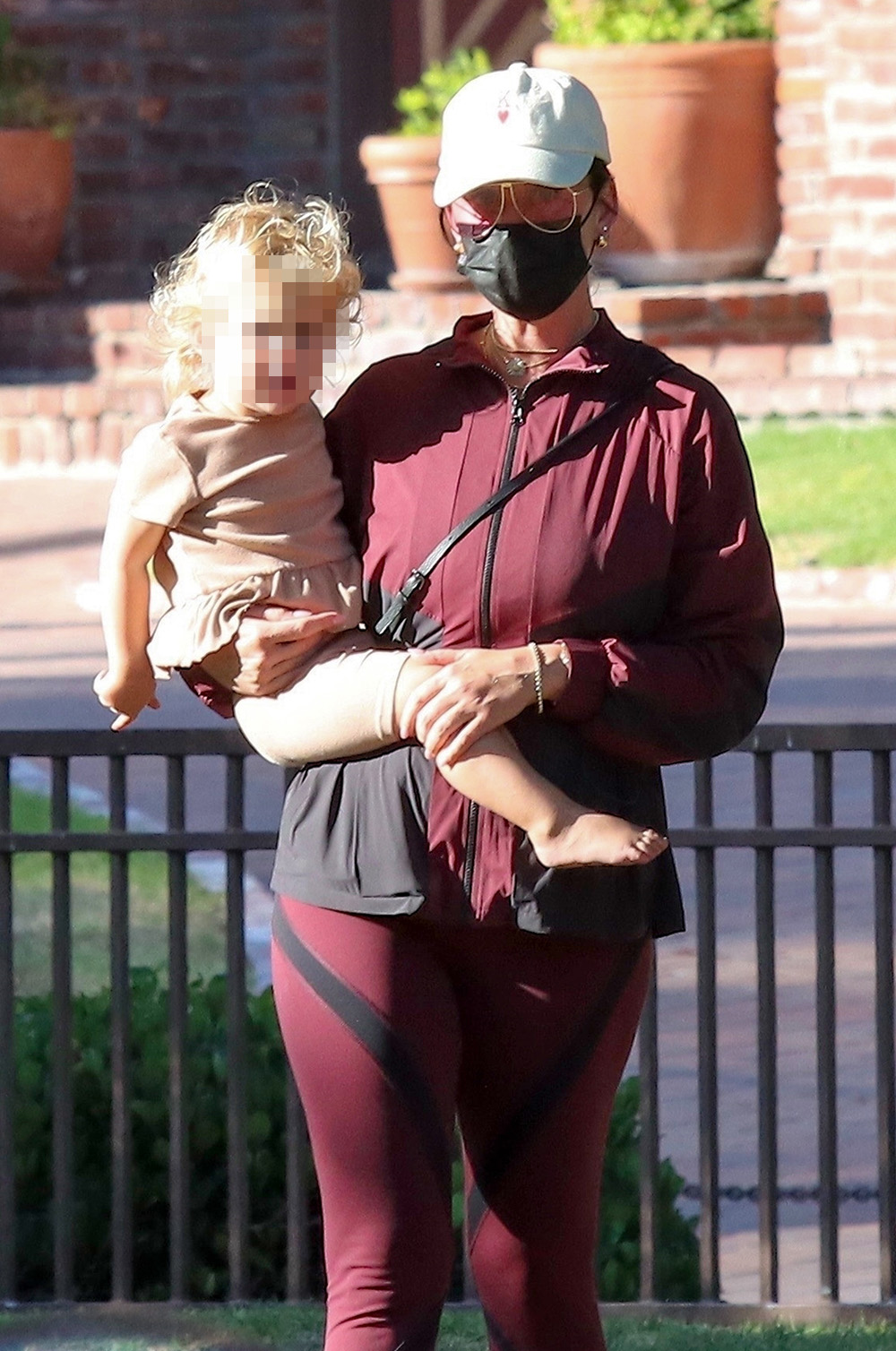 Beverly Hills, CA - *EXCLUSIVE* - Katy Perry keeps a low profile in a mask and tracksuit as she enjoys her afternoon at the park with daughter Daisy in Beverly Pictured: Katy Perry BACKGRID USA JULY 25, 2022 USA: +1 310 798 9111 / usasales@backgrid.com UK: +44 208 344 2007 / uksales@backgrid.com *UK Customers - Images Containing Children Please pixelate face before posting *