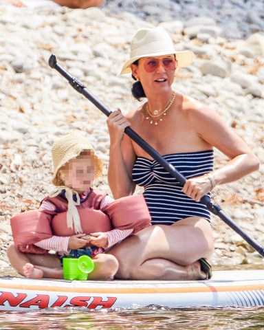 Saint-Tropez, FRANCE - *EXCLUSIVE* - Katy Perry, her fiancé Orlando Bloom, their daughter Daisy Dove and Orlando's son, Flynn Christopher make the most of their vacation on a yacht and on a pebble beach in the Gulf of Saint-Tropez, Côte d'Azur. On the program: swimming, sunbathing, and paddling. The couple kiss tenderly while swimming. Shot ono 7/18/23 Pictured: Katy Perry, Orlando Bloom BACKGRID USA 25 JULY 2023 BYLINE MUST READ: Best Image / BACKGRID USA: +1 310 798 9111 / usasales@backgrid.com UK: +44 208 344 2007 / uksales@backgrid.com *UK Clients - Pictures Containing Children Please Pixelate Face Prior To Publication*