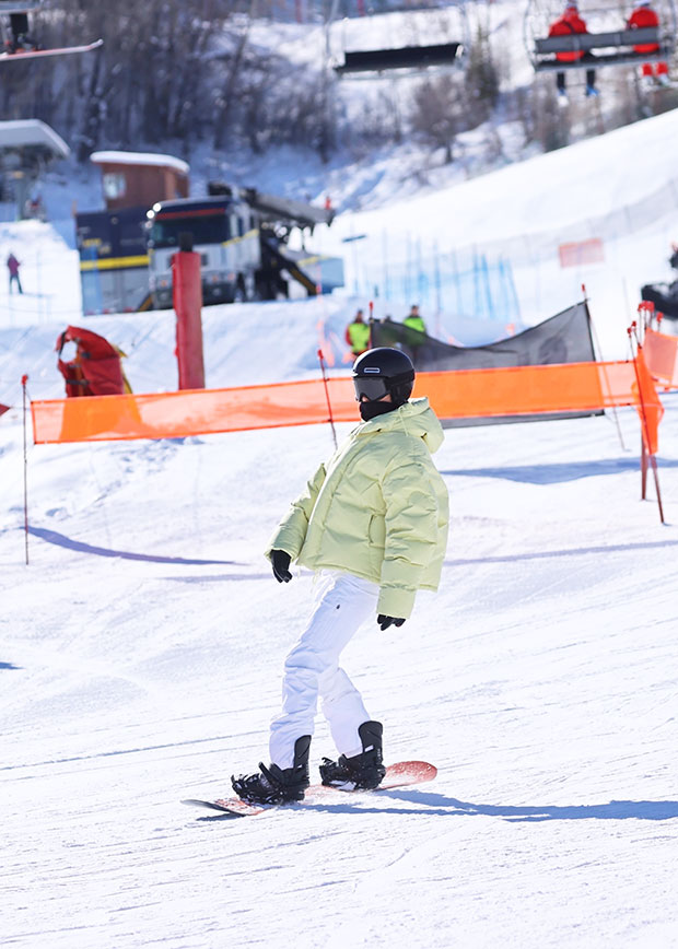 Kendall Jenner Shows Off Snowboarding Skills In Aspen — Watch Videos