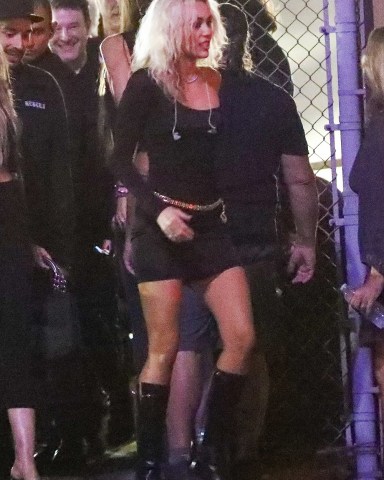Los Angeles, CA - *EXCLUSIVE* - Pop star Miley Cyrus is accompanied by her boyfriend Maxx Morando, mother Tish Cyrus, and sister Brandi Cyrus at her performance during the Foo Fighters & The Hawkins Family Present Taylor Hawkins Tribute Concert in Los Angeles.Pictured: Miley CyrusBACKGRID USA 27 SEPTEMBER 2022 USA: +1 310 798 9111 / usasales@backgrid.comUK: +44 208 344 2007 / uksales@backgrid.com*UK Clients - Pictures Containing ChildrenPlease Pixelate Face Prior To Publication*