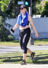 Los Angeles, CA  - *EXCLUSIVE* Rebel Wilson maintains her weekend workout routine with a hike through Griffith Park in Los Angeles. The comedian shows off her stretch marks from weight loss as she cools off after her hike.Pictured: Rebel WilsonBACKGRID USA 21 MARCH 2022USA: +1 310 798 9111 / usasales@backgrid.comUK: +44 208 344 2007 / uksales@backgrid.com*UK Clients - Pictures Containing Children
Please Pixelate Face Prior To Publication*