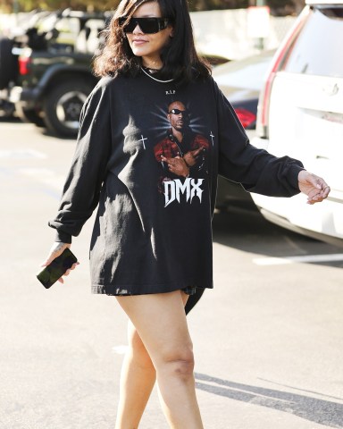 West Hollywood, CA  - *EXCLUSIVE*  - Rihanna is looking happy in West Hollywood as we spot her shopping at Bristol Farms with a bodyguard in tow. The singer/fashion designer wore a black DMX rap tee and showed off her legs as she walked through the parking lot with a smile and flashing a peace sign with her fingers.Pictured: Rihanna BACKGRID USA 4 OCTOBER 2022 BYLINE MUST READ: LESE / BACKGRIDUSA: +1 310 798 9111 / usasales@backgrid.comUK: +44 208 344 2007 / uksales@backgrid.com*UK Clients - Pictures Containing ChildrenPlease Pixelate Face Prior To Publication*