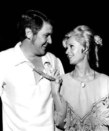 Tippi Hedren dengan Suaminya Noel Marshall di Pesta Klien di Beverly Hilton 1968 Tippi Hedren 1968