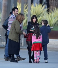 Los Angeles, CA  - *EXCLUSIVE*  - Zooey Deschanel and Jonathan Scott spend Christmas Eve at LACMA. Zooey brought along her kids and met up with her family, including her sister, actress Emily Deschanel.

Pictured: Zooey Deschanel, Jonathan Scott, Emily Deschanel

BACKGRID USA 24 DECEMBER 2022 

BYLINE MUST READ: BACKGRID

USA: +1 310 798 9111 / usasales@backgrid.com

UK: +44 208 344 2007 / uksales@backgrid.com

*UK Clients - Pictures Containing Children
Please Pixelate Face Prior To Publication*