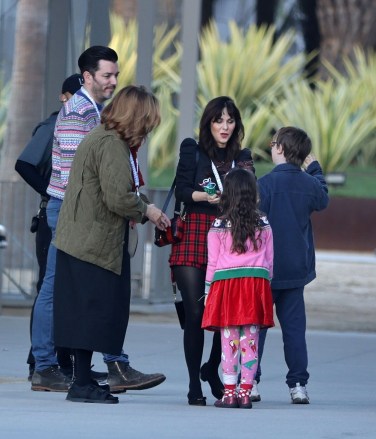 Los Angeles, CA  - *EXCLUSIVE*  - Zooey Deschanel and Jonathan Scott spend Christmas Eve at LACMA. Zooey brought along her kids and met up with her family, including her sister, actress Emily Deschanel.Pictured: Zooey Deschanel, Jonathan Scott, Emily DeschanelBACKGRID USA 24 DECEMBER 2022 BYLINE MUST READ: BACKGRIDUSA: +1 310 798 9111 / usasales@backgrid.comUK: +44 208 344 2007 / uksales@backgrid.com*UK Clients - Pictures Containing ChildrenPlease Pixelate Face Prior To Publication*