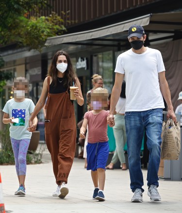 Studio City, CA - *EXCLUSIVE* - Ashton Kutcher and Mila Kunis walk hand-in-hand with their sons Wyatt and Dimitri during a quick trip to the Erewhon Market together over the weekend in Studio City.  Pictured: Ashton Kutcher, Mila Kunis BACKGRID USA JULY 30, 2022 USA: +1 310 798 9111 / usasales@backgrid.com UK: +44 208 344 2007 / uksales@backgrid.com Post *