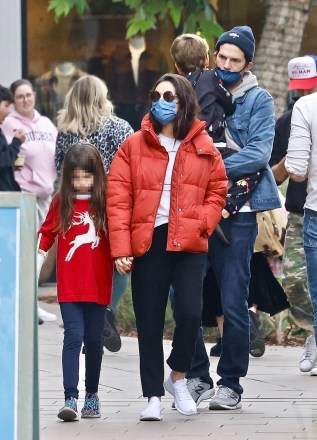 Studio City, CA - *EXCLUSIVE* - Married couple Ashton Kutcher and Mila Kunis are spending their Saturday at a Studio City mall with their kids.  Ashton has his hands full with his son Dimitri Portwood Kutcher who gets a lift on dad's arms.  Pictured: Mila Kunis, Ashton Kutcher BACKGRID USA 17 DECEMBER 2022 USA: +1 310 798 9111 / usasales@backgrid.com UK: +44 208 344 2007 / uksales@backgrid.com *UK Clients - Pictures Containing Children Please Pixelate Face Prior To Publication*