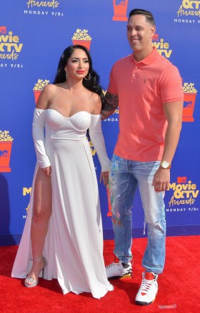 Angelina Pivarnick dan Chris Larangeira tiba untuk merekam upacara tahunan MTV Movie & TV Awards ke-28 di Barker Hangar di Santa Monica, California pada 15 Juni 2019. Acara ini akan tayang pada Senin, 17 Juni.  Mtv Movie & Tv Awards 2019, Santa Monica, California, Amerika Serikat - 16 Jun 2019