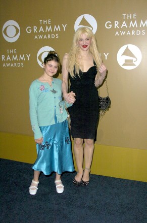 وصول كورتني لوف وابنتها فرانسيس بين كوبين إلى حفل توزيع جوائز جرامي رقم 46، لوس أنجلوس، أمريكا - 8 فبراير 2004